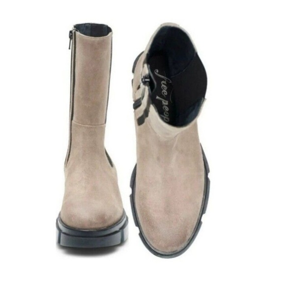 Free People Chelsea Boot, SZ 39, New With Box $125 $300
Size: 8.5
Free People - Picture 8 of 9